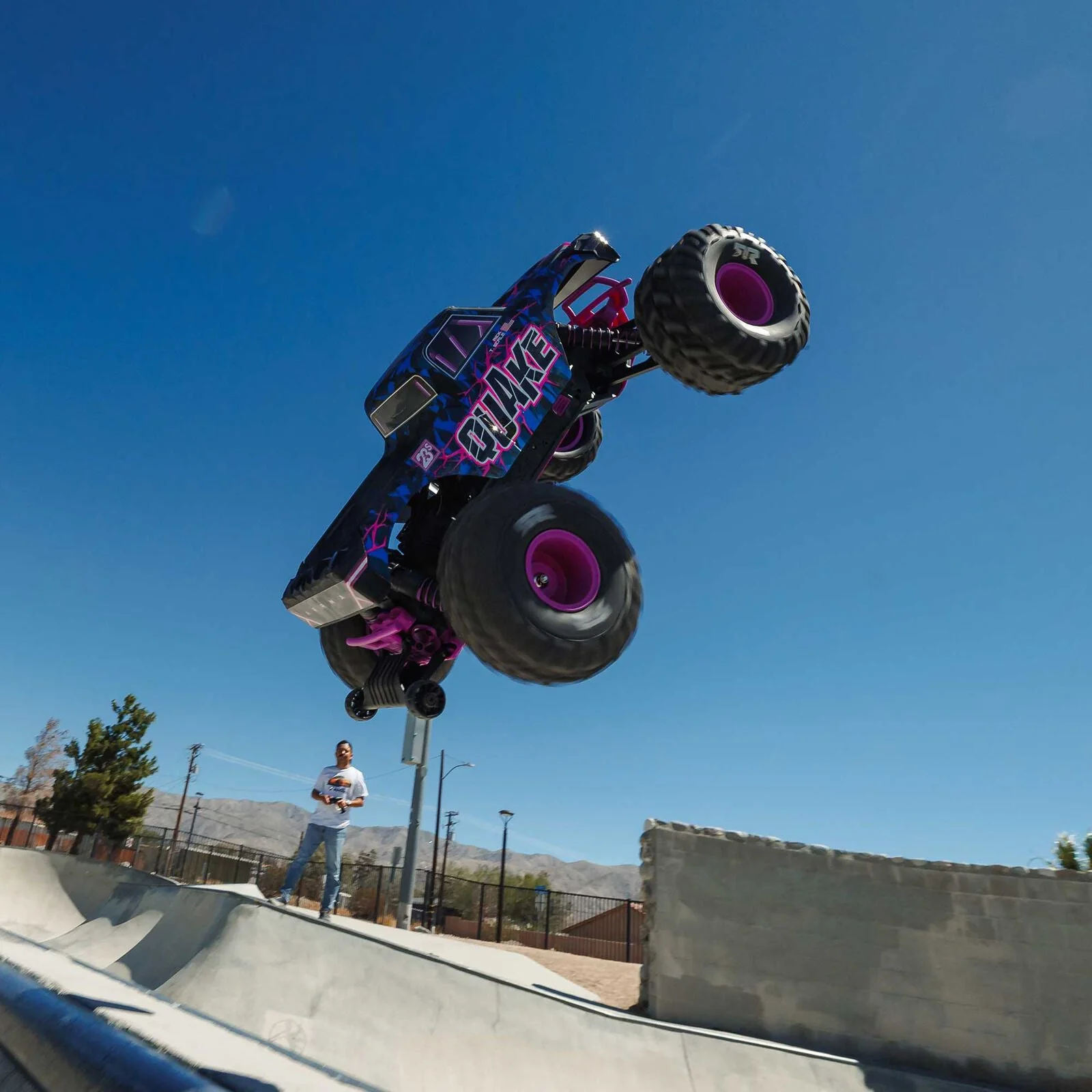 ARRMA 1/10 QUAKE 223S DSC 2WD RTR Brushless Monster Truck - Image 39