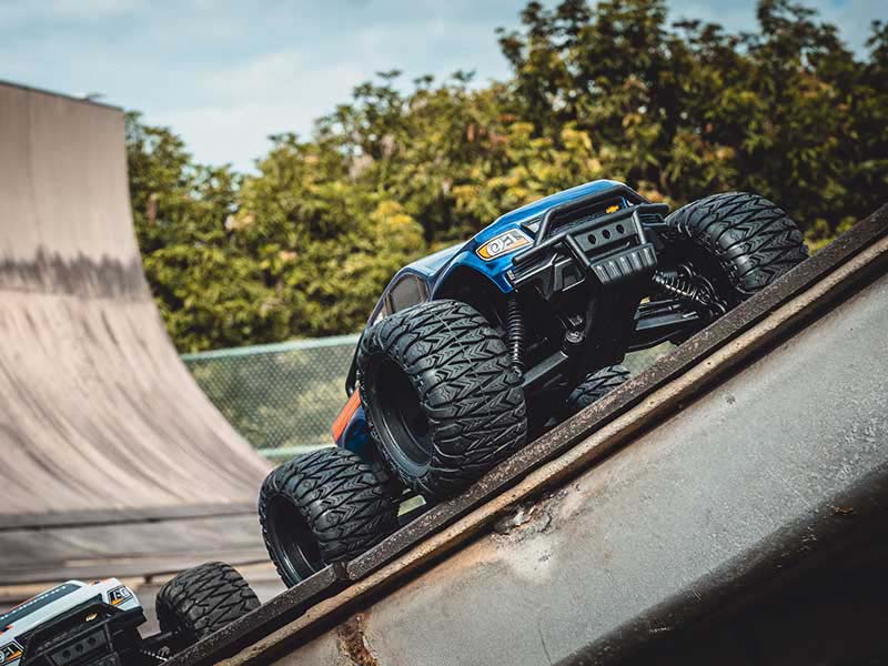 FMS 1/24 FMT24 Chevrolet Colorado Monster Truck RTR - BLUE - Image 6