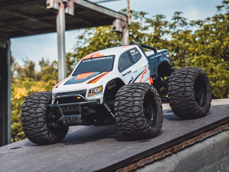 FMS 1/24 FMT24 Chevrolet Colorado Monster Truck RTR - WHITE - Image 3
