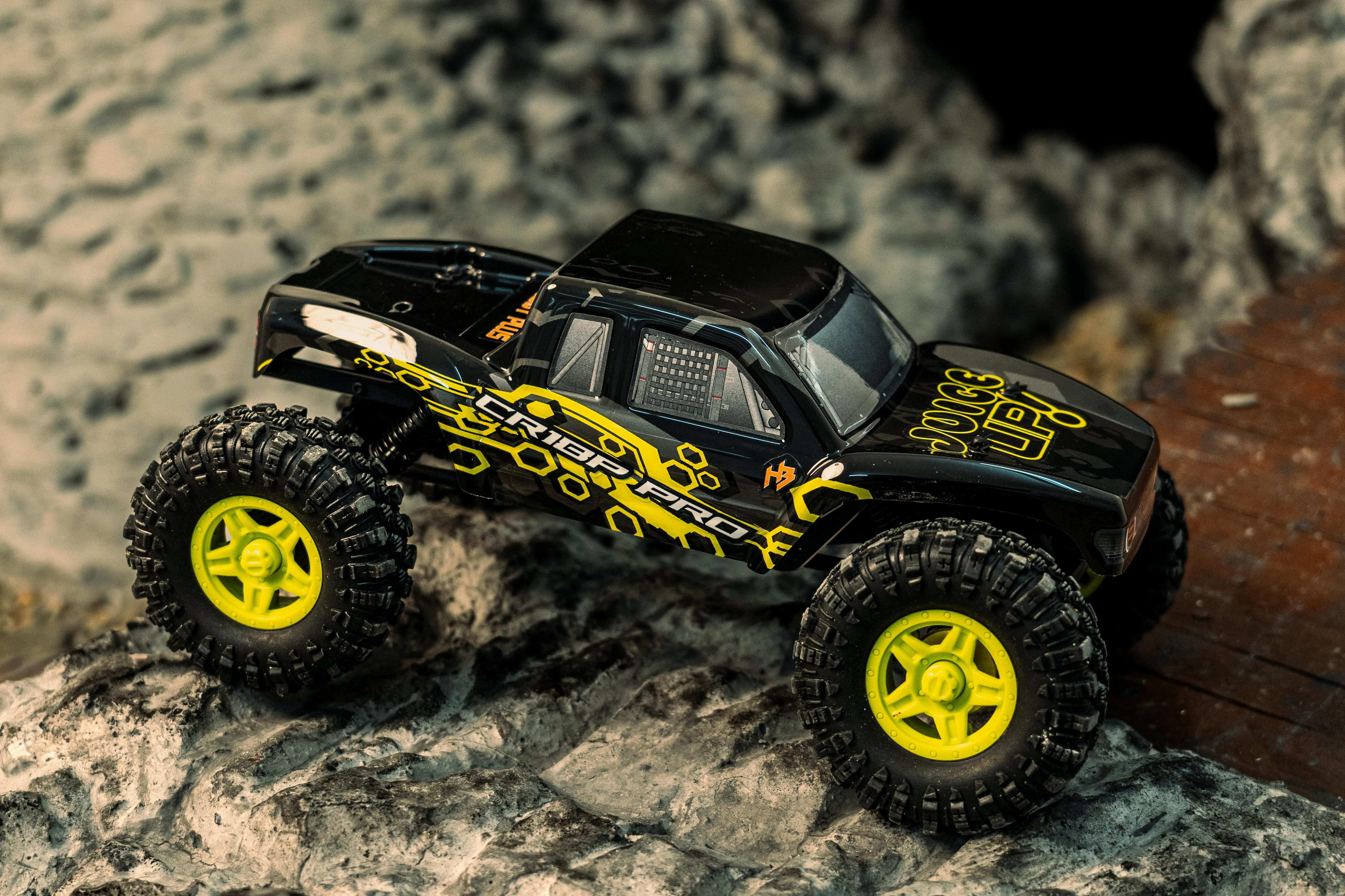 Hobby Plus 1/18 CR 18P PRO Brushless Juice Up 4X4 RTR Rock Crawler - Yellow - Image 11